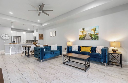 Palm Harbor House | All Beautiful 8 bedroom 4 bath Villa Sleeps 19 near beach and Golf