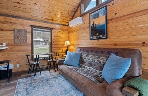 Dillsboro House | All Tuckered Out - Riverfront Cabin, Fish, Hike & 5 Minutes to Sylva!
