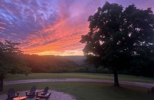 Jasper House | Almost Heaven Jasper Retreat with Fall views of Jasper, AR