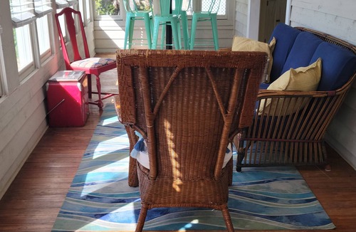 Beachwalk House | Aloha & views- steps to the beach AND Golf Cart!