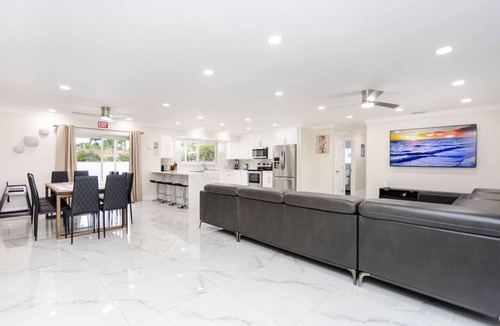 Hollywood Hills House | Amazing 5BR/3BA Villa Heated Pool near Hard Rock