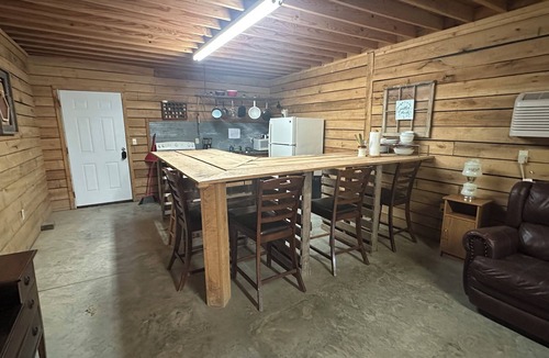 Winona Cabin | Amazing Bunkhouse. Sleeps up to 10. Access to Brimstone. Pets. Multiple Hot Tubs