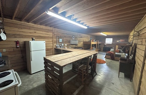 Winona Cabin | Amazing Bunkhouse. Sleeps up to 10. Access to Brimstone. Pets. Multiple Hot Tubs