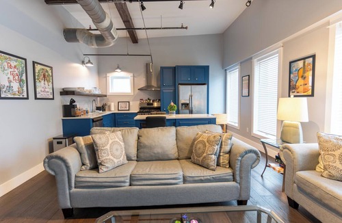Bristol Apartment | Amazing Downtown Loft! 2BR/2BA Bristol TN Walk right onto State St!