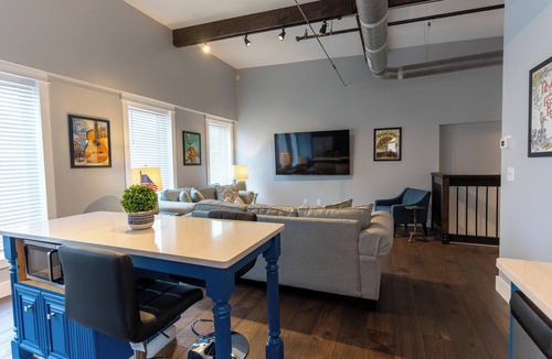 Bristol Apartment | Amazing Downtown Loft! 2BR/2BA Bristol TN Walk right onto State St!