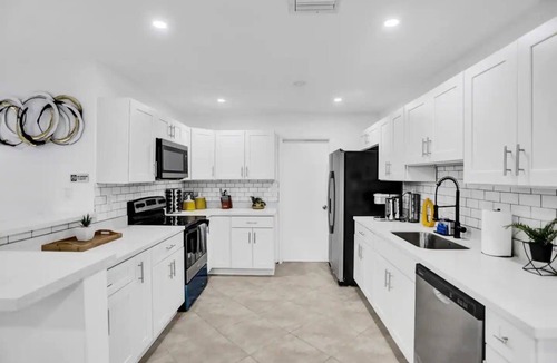 Ives Estates House | Amazing House Pool/Grill/Beach 15 min