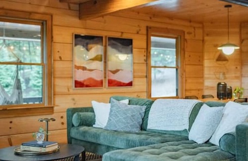 Cherry Log House | Amazing Mountain Views + Hot Tub
