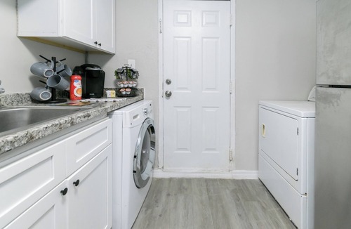 Riverview House | Amazing “NEW” Cottage. Minutes To Airport & Downtown