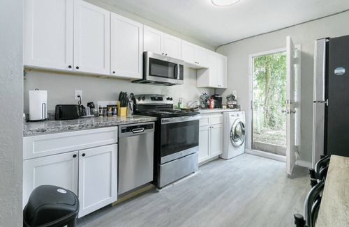 Riverview House | Amazing “NEW” Cottage. Minutes To Airport & Downtown