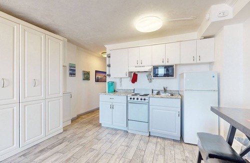 Lenox Park Condo | Amazing ocean-view condo with beachfront access, pool, hot tub, & balcony