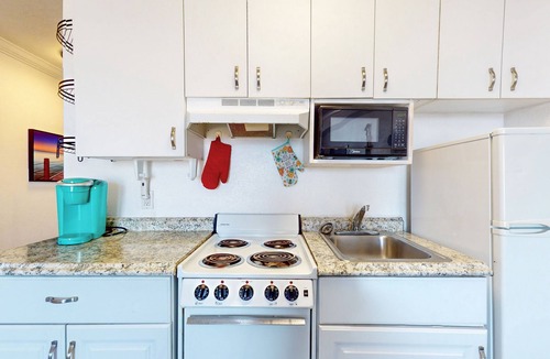 Lenox Park Condo | Amazing ocean-view condo with beachfront access, pool, hot tub, & balcony
