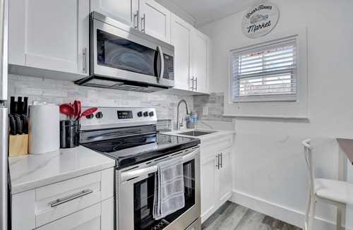 Pineapple Grove Arts District Cottage | AMAZING PRIVATE COSY HOUSE, FENCED YARD, NEW, PETS