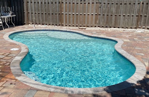 Mid Island House | AMAZING RATES & RAVE REVIEWS! Stunning private pool! 3min walk to the Beach 🏖