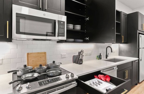 North Hyde Park Apartment | Amazing Studio |Near Beach & Downtown | Pool & Gym