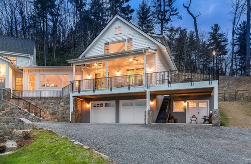 Black Mountain Apartment | Amazing Views, Close to Town, Hot tub, Privacy