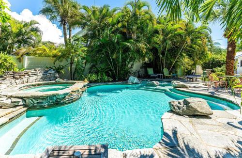 Longbeach Village House | Amazing Village Cottage! Walk to Whitney Beach!