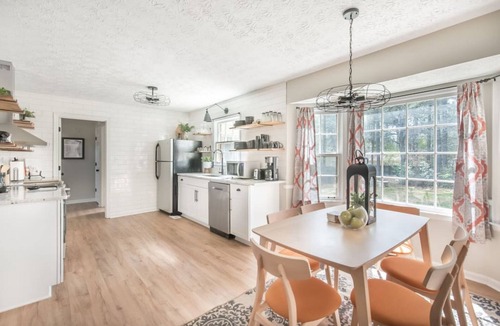 Jonesboro House | Amber Leaf · Stunning Spacious Farmhouse Near Atlanta ·10 Beds