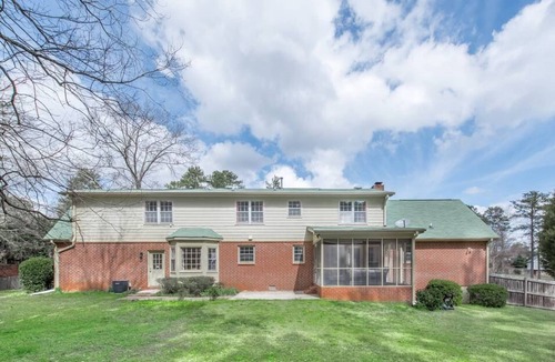 Jonesboro House | Amber Leaf · Stunning Spacious Farmhouse Near Atlanta ·10 Beds