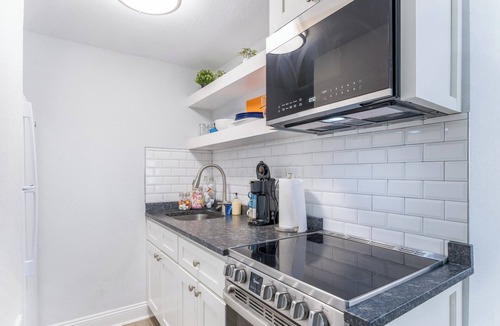 Helen Condo | Amelia's Apartment 2b/1ba Wi-Fi, TV, Kitchen, W/D, Patio