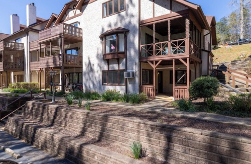 Helen Condo | Amelia's Apartment 2b/1ba Wi-Fi, TV, Kitchen, W/D, Patio