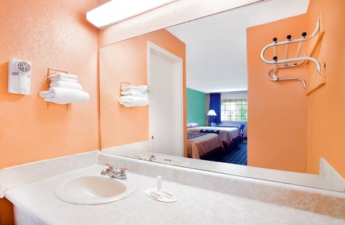 Darien Hotel | Americas Best Value Inn Darien