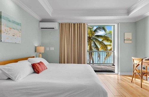 Long Key Hotel | An Unforgettable Stay Awaits! Balcony, Pool, Free Parking, Pets Are Welcome!