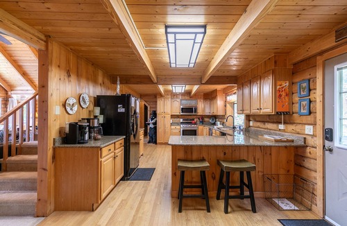 Apple Ridge Cabin | Angels Envy: Spacious Mountain Getaway | Long-Range Views + Hot Tub