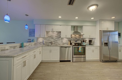 Bradenton Beach Condo | Anna Maria Island Retreat-Beach One Minute Walk-Heated Pool-Free Wi-Fi-Dock-Surr