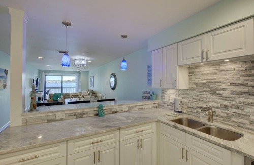 Bradenton Beach Condo | Anna Maria Island Retreat-Beach One Minute Walk-Heated Pool-Free Wi-Fi-Dock-Surr