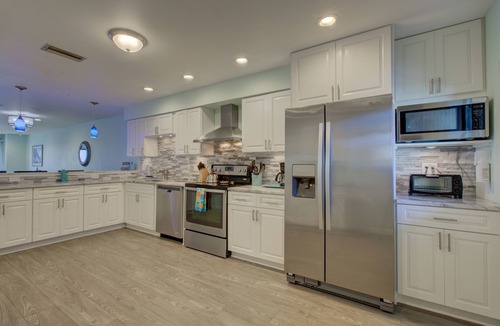 Bradenton Beach Condo | Anna Maria Island Retreat-Beach One Minute Walk-Heated Pool-Free Wi-Fi-Dock-Surr