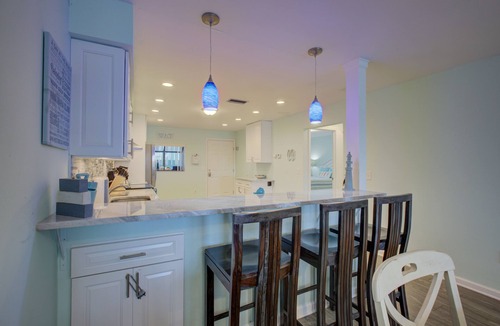 Bradenton Beach Condo | Anna Maria Island Retreat-Beach One Minute Walk-Heated Pool-Free Wi-Fi-Dock-Surr