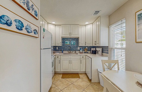 Holmes Beach Condo | Anna Maria Island condo with heated pool, short walk from the beach