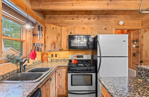 Fairview Cabin | Antler Falls Log Cabin-Hot Tub/Mountain view/Arcade/Treehouse/Theatre/Firepit