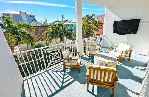 Pass-a-Grille Historic District Apartment | Apartment ∙ 8 bedrooms ∙ 18 guests