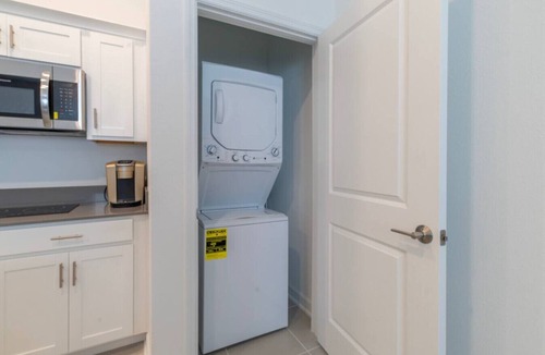 Winter Garden Apartment | Apartment for travel workers/desk & full kitchen