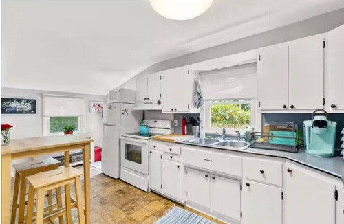 Hendersonville House | Apple Tree Cottage Downtown Hendersonville