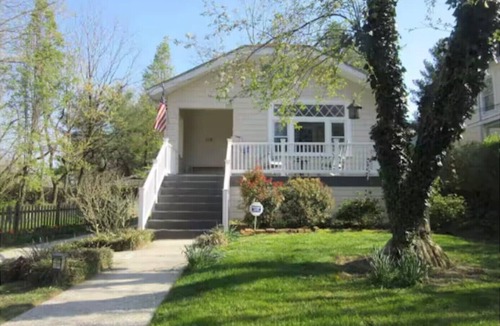 Hendersonville House | Apple Tree Cottage Downtown Hendersonville