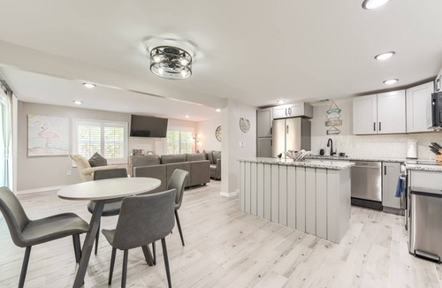 Fort Myers Beach Apartment | Approx.720 ft to Beach, Pool, Walk to restaurants, Beach Gear, Full Kit, WD, BBQ