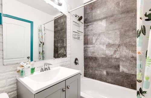 Royal Poinciana Apartment | Aqua Breeze Retreat