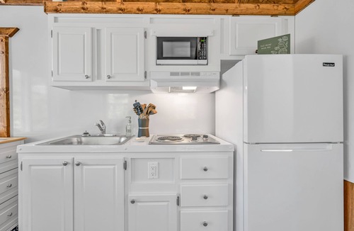 Key West Boat Rental | Aqua Lodges at Hurricane Hole Marina