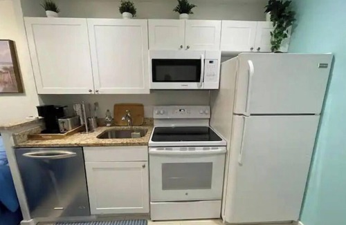 Poinsettia Heights Apartment | ★Aqua Studio ★5 min to Beach ★