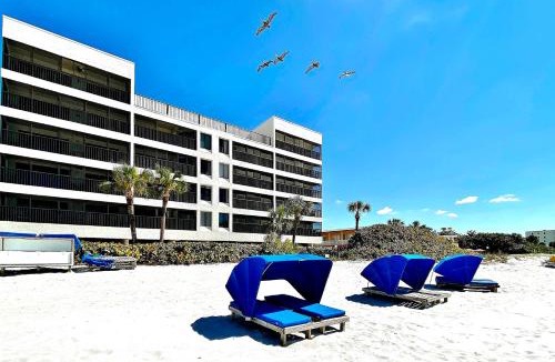 Madeira Beach Apartment | Arie Dam 102