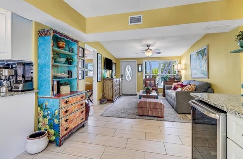 East Naples House | Artistic Tropical Paradise 5 minutes to downtown and the beach.