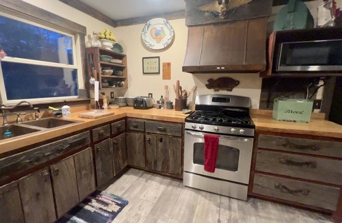 Highlands House | Artsy Highlands 5 br 3.5bth,w/creek,wifi & firepit