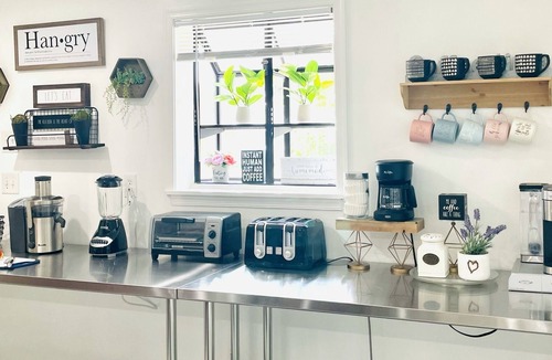 West Palm Beach House | Artsy, water-views, heated pool, tiki, 4Bdrom, 3Bth, Sleeps 10