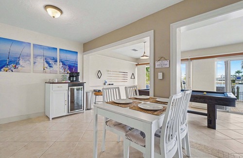 Fort Myers Shores House | Aruba Breeze Retreat | Hot Tub & Pool Table