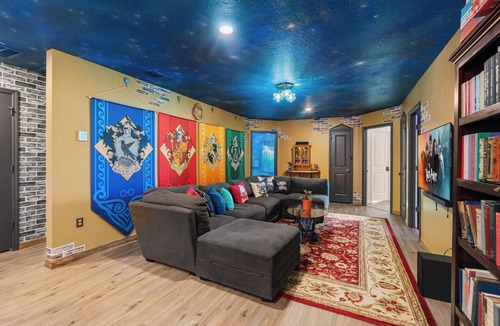 Davenport House | AS SEEN ON TV - Themed Rooms - Arcade, Pool & Resort.