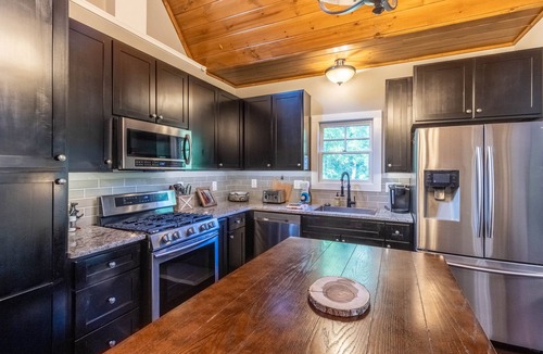Cullowhee House | At E's - Upscale Riverfront Home Near WCU