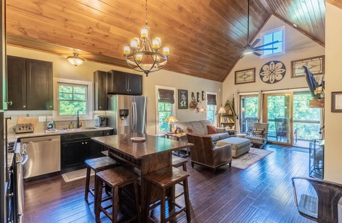 Cullowhee House | At E's - Upscale Riverfront Home Near WCU