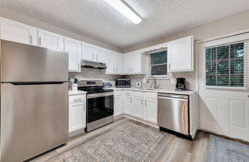 Smyrna Villa | ATH - Sleeps 4 - 2 Beds - Fenced/Pet friendly - CC6